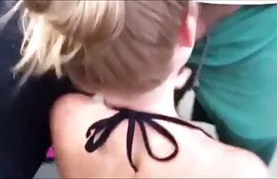 Jugador con sombrero se folla a una puta morena apretada sobre latinoamateur la mesa