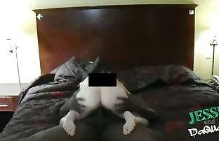 Ama de casa cachonda se masturba con un consolador en la cama videos latinos amateur