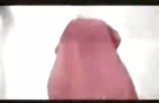 Rubia sexy le hace una amateur latino videos mamada a una gran polla blanca en el sofá y luego folla