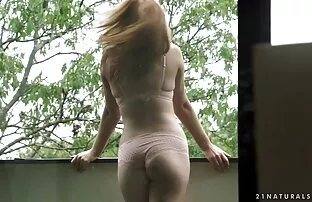 Sexo amateu latino lascivo y lascivo en el sofá