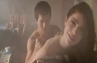 Morena chupa la polla de un mayor y luego se folla su coño afeitado sexo amateur latino tatuado