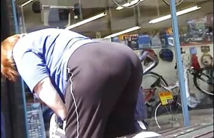 Ella hace garganta profunda y cabalga amateur latinos su polla muy duro y profundo