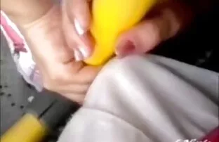 Nena hace un masaje resbaladizo y paja dura a una gran polla xxx amateur latino